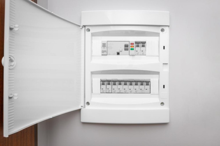 Comment choisir le bon électricien à Nancy, guide pratique